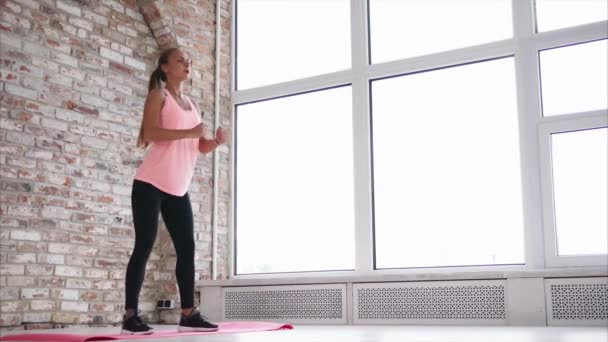 Sporcu kız ağız kavgası modern çatı penceresi yakınındaki Spor Kulübü'nün iç yapıyor — Stok video