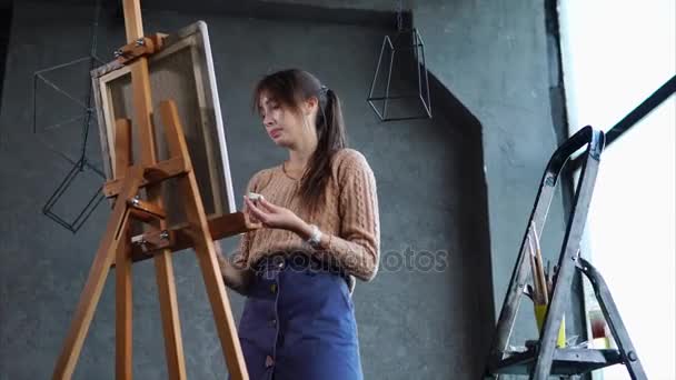 Niesamowity artysta jest rysunek malarstwo w studio — Wideo stockowe