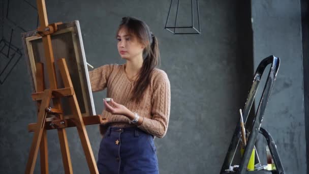 Artista moderno sta applicando caoticamente coloranti su un foglio in uno stand . — Video Stock