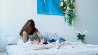 Mutlu anne onun kızı ile kapalı oynuyor.