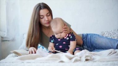 Genç anne ve çocuk birlikte yatakta döşeme.