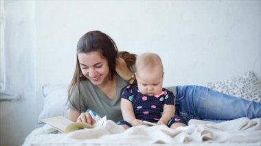 Anne fairytales küçük çocuğunu bir yatak odasında için kitap okuyor