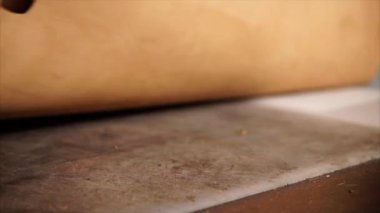 Usta unfolding deri sayfasında çalışma tablosu