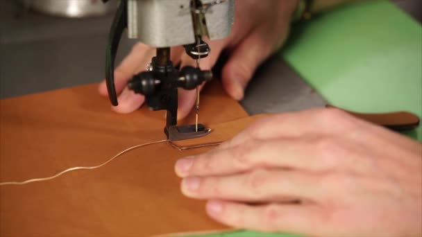 Correa de costura para portátil de cuero hecho a mano — Vídeos de Stock