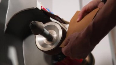 Usta atölye Zimpara ile çalışır