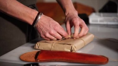 Sideview, hediye sarma eller mans.