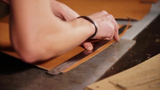 Craftsman couro corta a borda do produto com uma faca para que seja mesmo — Vídeo de Stock