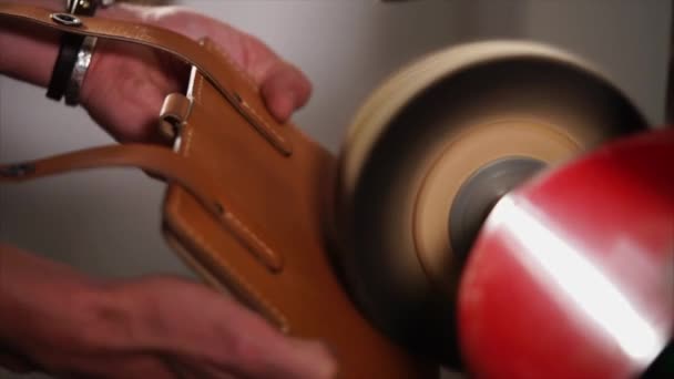 Artisanat travaille avec cuir intérieur . — Video