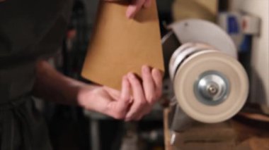 Skinner kenar deri detay otomatik Parlatma makine kullanarak tedavi