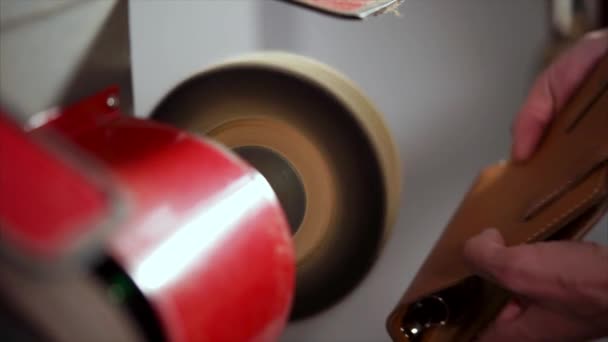 마스터 자동 도구에 의해 완성 된 커버 노트북에 대 한 연마 — 비디오