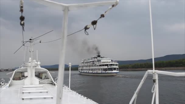 El viejo barco de vapor se está moviendo sobre el río no lejos de la orilla en tiempo nublado — Vídeo de stock
