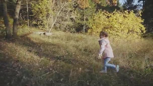 Adorabile bambino sta correndo da sua madre nella foresta . — Video Stock