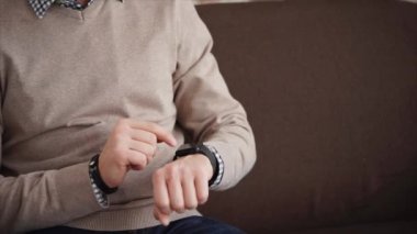 Mens eller mesajı kontrol etmek için akıllı bir saat kullanır atış kapatmak