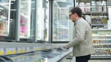 Adam alarak buzdolabında süpermarket-krem buz