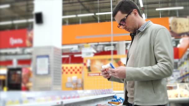 Homem escolhendo alimentos pré-cozidos no supermercado — Vídeo de Stock