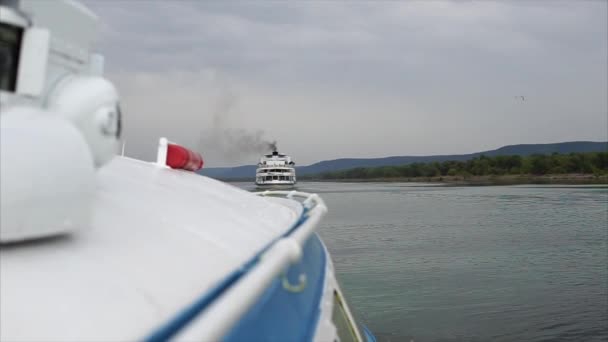 Turistické lodě plující po proudu řeky — Stock video
