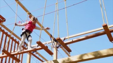 Macera Parkı içinde etkin boş olan kız