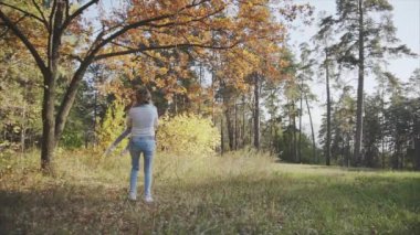 Çocuk sonbahar Park çevresinde dönen anne