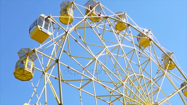 Ferris wheel on blue sky background — Stock Video