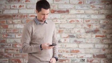 Adam cep telefonu kapalı üzerinde web tarama