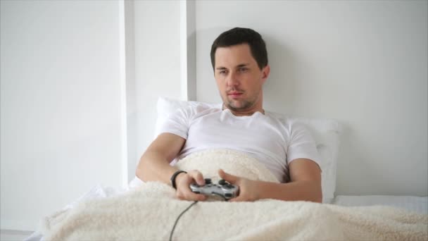 Hombre pasar tiempo libre con jugar videojuegos en casa — Vídeo de stock