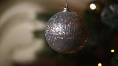 Parlak Gümüş Top Noel ağacı üzerinde