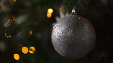 Christman'ın oyuncak ağaç üzerinde asılı