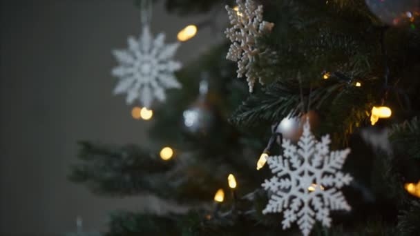 Gedecoreerde kerstboom met lampjes — Stockvideo