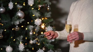 Koca bengal ateşi ve şampanya kapalı tutar