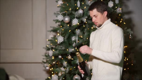 Man opening champagne met Kerstmis — Stockvideo