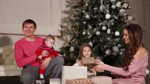 Familia feliz es enojoying regalos de Navidad — Vídeos de Stock