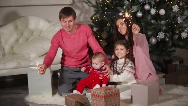 가족 크리스마스 축 하입니다. 폭죽을 흔들며 부모 — 비디오