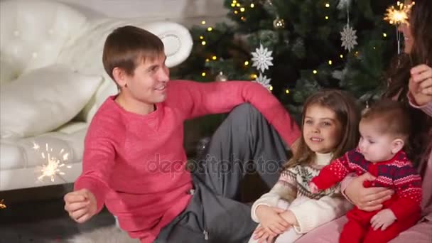 Gelukkige familie rommelt met sparkles — Stockvideo