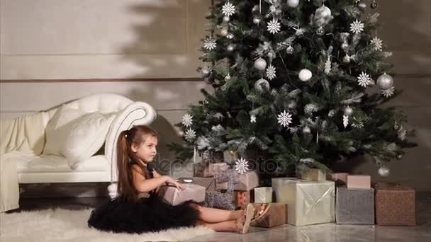 Παιδί που λαμβάνουν δώρο Χριστουγέννων — Αρχείο Βίντεο