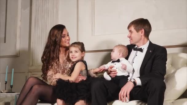 La familia feliz celebra la víspera de Año Nuevo — Vídeos de Stock