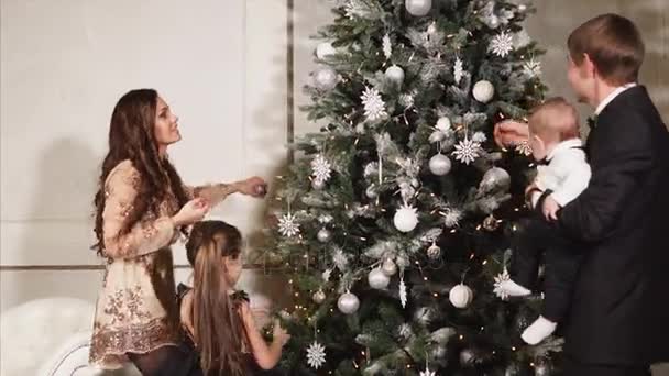 Tocchi finali della decorazione dell'albero di Natale — Video Stock
