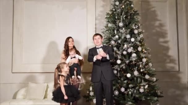 Joyful family welcomes new year. — Stock Video