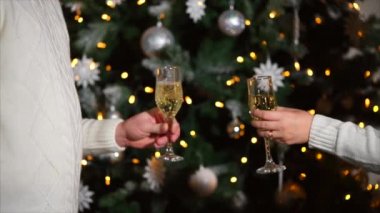 bardak şampanya yılbaşı ağacı yakınındaki tokuşturmak erkek ve kadın el atış yukarıya kapatmak