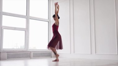 Güzel balerin stüdyoda ısınıyor.