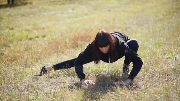 Mujer encantadora se está poniendo en forma al aire libre . — Vídeos de Stock