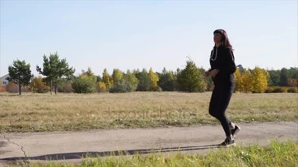 Bella donna sta tranquillamente facendo jogging in una foresta . — Video Stock