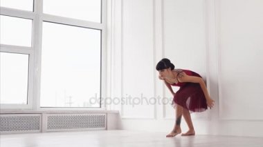 Tutku dansçı duvar tarafından pratik.