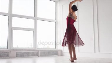 Sevimli kadın onun performansı için hazırlanıyor.