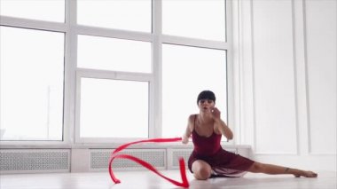 Genç sporcumuz bir stüdyoda gerçekleştiriyor