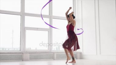 Güzel atletik kız stüdyoda pratik.