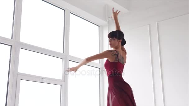 Donna felice sta ballando in studio bianco . — Video Stock