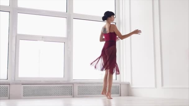 Κομψή γυναίκα ειρηνικά χορεύει μόνος — Αρχείο Βίντεο