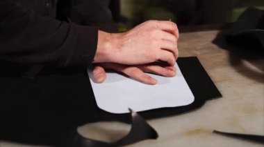 Skinner karikatür Ürünler yapmak için siyah deri parçası üzerinde boş dönüyor