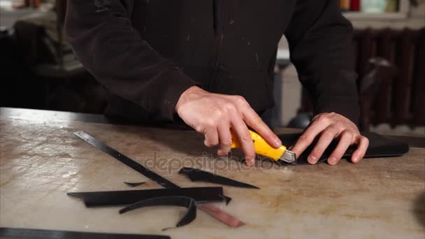 Maestro está trabajando con pieza de cuero . — Vídeos de Stock