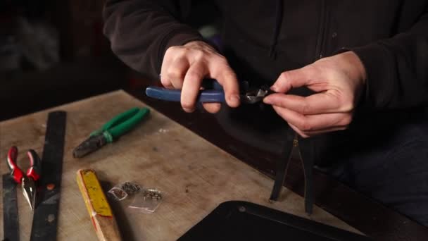 Leathersmith está usando cortadores para cremallera . — Vídeos de Stock